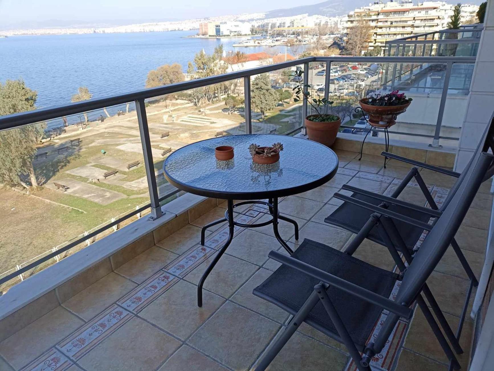 Seafront Family Apartment & Free Parking, The Cruiseflat テッサロニキ エクステリア 写真